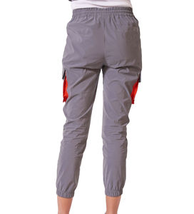 Conjunto deportivo cortavientos de nailon y poliéster con bloques de color personalizados, conjunto de jogger para mujer, top corto con cremallera, traje de nailon para exteriores. - Product Image 3