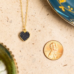 NIKHIL GEMS Élégant Pendentif Cœur en Druzy Noir avec Monture Dorée, Bijou Vintage en Argent 925, Idéal pour Fiançailles, Cadeau Unisexe - Product Image 1