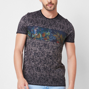 เสื้อยืดคอกลมแขนสั้นผู้ชายพิมพ์ลายเรขาคณิตและลายดอกไม้ทั่วตัว - Product Image 1