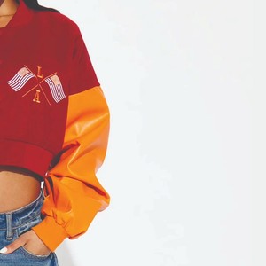 Blouson universitaire premium pour femme, style Letterman, en laine avec manches en cuir, pour commande en gros, OEM, ODM, service d'échantillonnage - Product Image 2