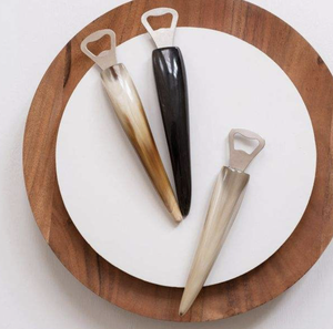 Elegante abridor de botellas de cuerno, hecho a mano, duradero, con encanto rústico, acabado natural pulido, diseño coleccionable, regalo para amantes de los bares - Product Image 1