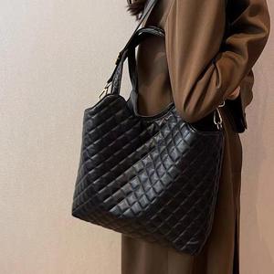 Sac fourre-tout matelassé pour femme, avec deux poignées, grande capacité, aspect cuir, sac à main portable pour le travail, les affaires et le shopping - Product Image 6
