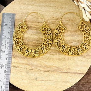 ต่างหูห่วงลายฉลุโบโฮสวยงาม ดีไซน์แบบชนเผ่า ตกแต่งด้วยทองเหลืองชุบทอง 18k ลายมันดาลา สำหรับผู้หญิง ขายส่ง รับผลิตแบบ OEM ODM - Product Image 2