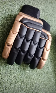 Gants de cricket en cuir PU ultra-légers et durables avec options pour main droite/gauche et paume souple, dotés d'une gestion de l'humidité par ventilation. - Product Image 3