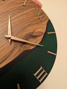 Reloj de Pared Moderno de Madera con Números Romanos, Detalles Verdes, Acabado Pulido, Reloj Decorativo para Sala de Estar, Oficina en Casa, ANURAG - Product Image 4