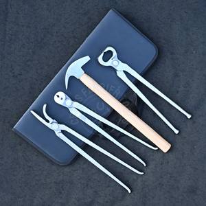Kit d'outils de fermeur en coffret avec déchausseur, marteau à manche en bois, crochets à sabots et décloucheur en acier inoxydable - Product Image 1