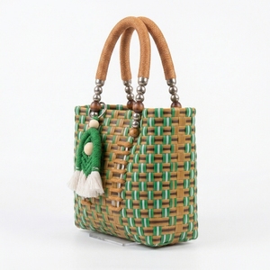 Sac fourre-tout tissé à la main, style bohème, avec breloque arc-en-ciel et poignée perlée, sac de plage d'été, sac à main vintage en paille plastique, vente en gros - Product Image 3