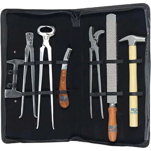 Oferta Especial: Kit Profesional de Herramientas para Herrador de 7 Piezas con Estuche de Transporte de Cordura, Escofina para Pezuñas, Alicates, Martillo, Set para el Cuidado de Pezuñas de Caballo - Product Image 1
