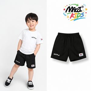 MACI KIDS กางเกงขาสั้นผู้ชายสีดำ โพลีเอสเตอร์ 100% เอวยางยืดปานกลาง สปอร์ตบอร์ดชอร์ต แห้งเร็ว ระบายอากาศได้ดี ผ้าไอซ์ซิลค์ โลโก้ R.O.K.A - Product Image 1