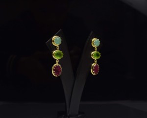 Boucles d'oreilles pendantes multi-gemmes en laiton plaqué or 18 carats, style vintage, formes mélangées, serties de pierres violettes pour femme - Product Image 4