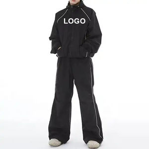 Nuevo Conjunto Deportivo de Nylon con Ribete Reflectante Personalizado, Chaqueta Cortavientos con Cierre y Pantalones Holgados, 2 Piezas - Product Image 1
