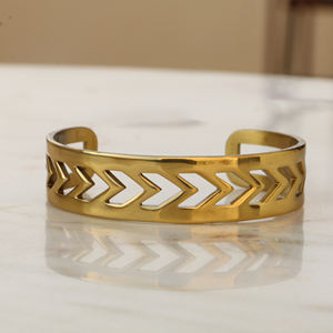 Brazalete de Latón Hecho a Mano - Brazalete Geométrico con Diseño de Chevron - Joyería Minimalista Abierta para Mujer - Product Image 4