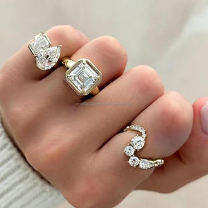 Anillo de compromiso para mujer chapado en oro y plata de ley 925, anillo de boda minimalista de moissanita de corte brillante redondo - Product Image 1