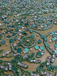 Tela de encaje bordada con cuentas pesadas 100% poliéster, hecha a mano, OEM/ODM, fabricante mayorista B2B, Fabriva Exports, para uso en vestidos - Product Image 3