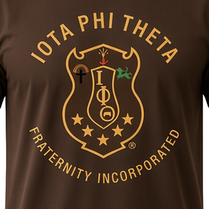 เสื้อยืดผู้ชาย Iota Phi Theta สีน้ำตาล ลายกราฟิกตราสัญลักษณ์สีทอง แขนสั้น คอกลม ผ้าฝ้าย เสื้อผ้าลำลองสำหรับผู้ชาย - Product Image 6
