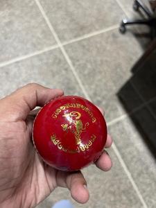 Balle de cricket rouge rigide avec couture blanche pour l'entraînement, la pratique et les matchs – Qualité compétition, fournisseur de LOGO personnalisé 2026 - Product Image 4