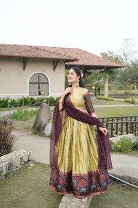 Ensemble de lehenga en soie pour femmes, broderie Zari, tissage Kalamkari, bordure contrastée |   Écharpe de 3,5 mètres |   Dupatta en tissu sergé fait main - Product Image 6