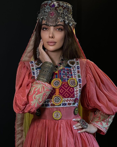 Hermoso Vestido Tradicional Afgano Kuchi, Mangas Largas Oscuras, Bordado Multicolor Detallado en el Pecho, Vestido Afgano Kuchi con Monedas - Product Image 4