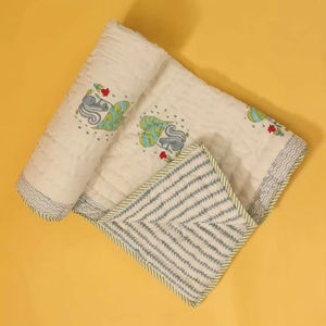 Couette bébé 100% naturelle, de qualité supérieure, respirante, anti-allergique, légère, design imprimé à la main, motif écureuil et feuille mignon. - Product Image 1