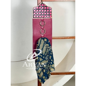 Support mural en cuir véritable à carreaux, style western, pour foulards et chiffons, avec anneaux en laiton, collection Super Septembre 2026 - Product Image 1