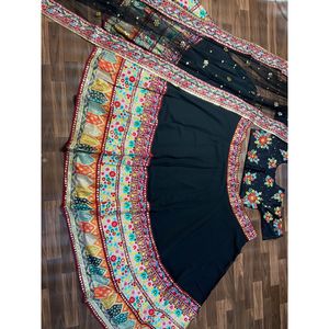 Lehenga choli ดีไซเนอร์พร้อมด้ายหลากสีที่สวยงามเครื่องประดับที่สง่างามของชนเผ่า - Product Image 2