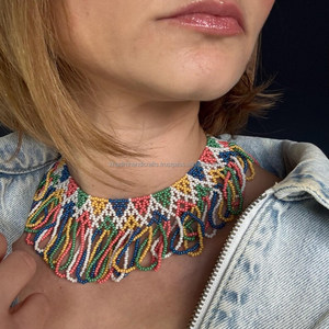 Collier artisanal haut de gamme avec broderie perlée parfait pour les femmes qui apprécient les bijoux élégants et artistiques - Product Image 3