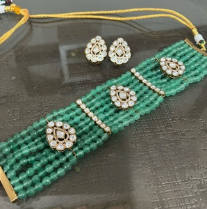 Magnifique ensemble collier ras-du-cou et boucles d'oreilles de luxe en laiton plaqué or de qualité supérieure, orné de perles, de moissanite et de doublets Kundan, idéal pour les mariages - Product Image 2