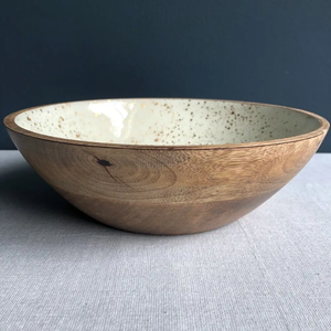 Cuenco de madera con logotipo personalizado impreso en esmalte, artesanía en madera, diseño de acacia con capa de resina, cuencos para comida para bodas y catering. - Product Image 1