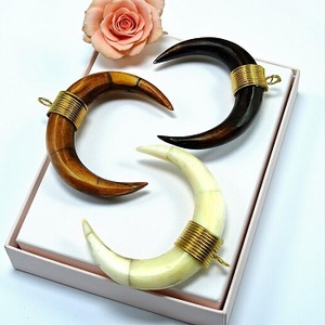 Colgantes de Hueso Hechos a Mano con Temática Animal, Ecológicos y Elegantes, que Abrazan la Naturaleza, de FS International - Product Image 4
