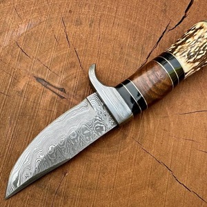 Couteau de chasse artisanal en acier Damas, lame fixe à pointe tombante, manche en bois avec accents en corne, étui en cuir - Product Image 4