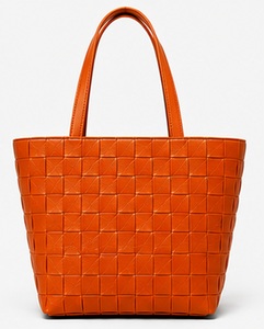 Sac fourre-tout d'épaule de luxe fait main en cuir véritable tressé couleur unie pour femme – Collection été, élégant et tendance - Product Image 1