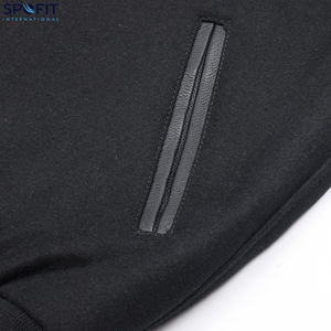 แจ็คเก็ตวาร์ซิตี้ผ้าขนสัตว์สำหรับผู้ชาย ปักลายปักแบบกำหนดเอง แขนหนังแท้ สไตล์สตรีทแวร์ ขายส่งสำหรับผู้ชาย - Product Image 3