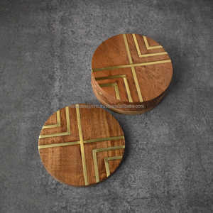 Sous-verres en bois cadeaux de mariage personnalisés vaisselle Barware verre rond et tasses tenant des sous-verres en bois d'acacia avec travail d'incrustation en laiton - Product Image 4