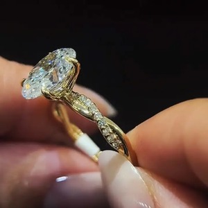 Anillo de Compromiso y Boda de Plata 925 con Moissanita de Corte Ovalado y Baño de Oro Amarillo, Joyería de Moissanita con Color D y Claridad VVS - Product Image 2