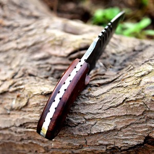 Couteau de chasse artisanal en acier Damas de qualité industrielle avec manche en bois et étui en cuir pour le camping en plein air - Product Image 5
