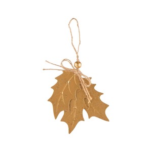 Ornement de Noël vintage en forme de grappe de feuilles de houx dorées vieillies, feuilles de houx superposées avec des veines en relief détaillées, finition élégante - Product Image 1