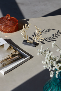 Base Moderna de Mármol con Soporte Metálico para Exhibición de Esculturas Decorativas, Trofeos y Figuras - Diseño Ecológico y Duradero para Jardín Exterior - Product Image 3