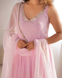 Ensemble Anarkali rose en georgette avec broderie miroir, bordure en dentelle, dupatta et pantalon pour femme, tenue de soirée - Product Image 4