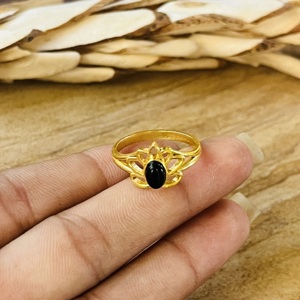 Bague en Onyx Noir au Design Tendance, Bijou Minimaliste en Laiton pour Femme, Plaqué Or 18 carats, Bague Solitaire à Design Massif, Vente en Gros/OEM/ODM - Product Image 2