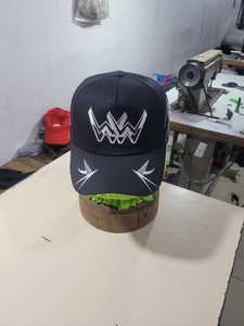 หมวกเบสบอลสีดำ 6 แผง ปักโลโก้ตามสั่ง หมวก Snapback ระบายอากาศได้ดี ผลิตจากไนลอน สำหรับเล่นกีฬาและกิจกรรมกลางแจ้ง - Product Image 1