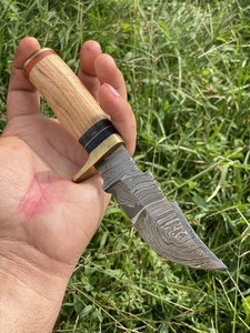 Cuchillo de caza/para desollar hecho a mano de acero de Damasco con punta de clip, mango de madera, funda de cuero, OEM/ODM/OBM, grado industrial/DIY, 8 pulgadas - Product Image 3