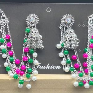 Boucles d'oreilles en argent avec un centre orné de pierres circulaires, motif cloche en filigrane, perles colorées, chaînes vertes, roses et blanches, ethniques et festives - Product Image 1
