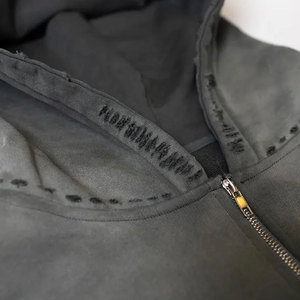 Conjunto de chándal de algodón Terry personalizado estilo streetwear: Sudadera con capucha oversize con cremallera y pantalones de chándal acampanados para hombre, con efecto lavado ácido. - Product Image 6