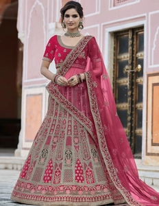 Lehenga Choli de mariée moderne en velours brodé, avec dupatta, taille empire, manches courtes, silhouette trapèze, longueur ras du sol, pour mariage indien - Product Image 4