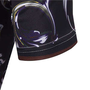 Polo homme slim fit à imprimé floral, manches courtes, décontracté, en polyester tissé respirant, noir avec motifs blancs et violets - Product Image 4