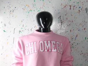 Sudadera CHI OMEGA PINK con cuello alto, 100% BLANCA, con apliques bordados, cuello ancho, URBAN PRODUCTIONS - Product Image 4