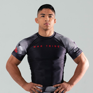 Rash Guard BJJ Personalizado War Tribe de Manga Corta, Rash Guards OEM Impresos, Ropa Deportiva para Gimnasio, Rash Guards de Compresión para Fitness - Product Image 1