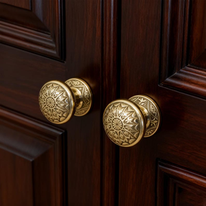Boutons de meuble en laiton à motifs floraux, poignées rondes victoriennes, poignées de tiroir de commode en or antique, quincaillerie décorative classique pour meubles - Product Image 2