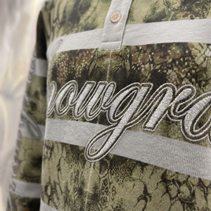 เสื้อสเวตเตอร์แขนยาว Snowgrace แบบ Color Block ปักโลโก้ คอปกพับได้ ทรงปกติ สำหรับทุกเพศ - Product Image 5
