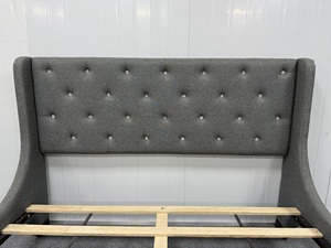 Marco de cama de dormitorio clásico práctico Diseño elegante con mechones Diseño cómodo Camas tapizadas Tamaño Queen - Product Image 6